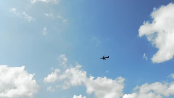 Flugzeug Fenster Ansicht Zeitraffer Wolken Und Blauer Himmel Sonnig Schleife — Stockvideo