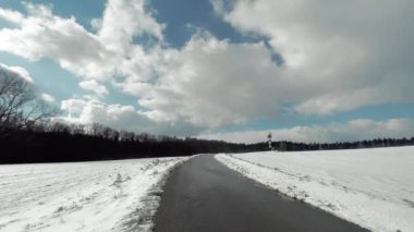 Dağlık bir ormanda karlı kış yolu. Güzel kış manzarası. Yüksek kalite 4k görüntü