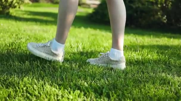 Yandan Bakan Beyaz Çizmeli Kadın Bacakları Güneşli Bir Yaz Gününde — Stok video