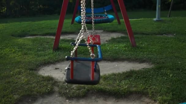 Conjunto Baloiços Crianças Balançam Parque Imagens Fullhd Alta Qualidade — Vídeo de Stock