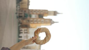 Polonya 'nın Krakow kentindeki pazar meydanında elinde simit ve geleneksel cips aperatifi olan kadın turistleri yakın çekime alalım. Avrupa 'yı gezmek. Yüksek kaliteli FullHD görüntüler