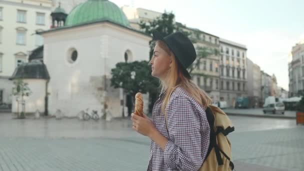 Şık Elbiseli Şapkalı Mutlu Sarışın Bayan Turist Krakow Daki Market — Stok video