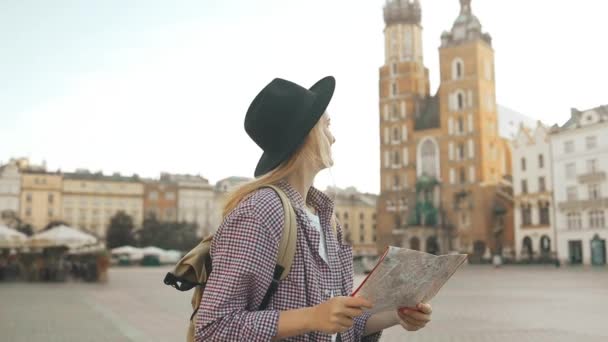 Echte Ansicht Der Reisenden Frau Fuß Auf Dem Alten Marktplatz — Stockvideo
