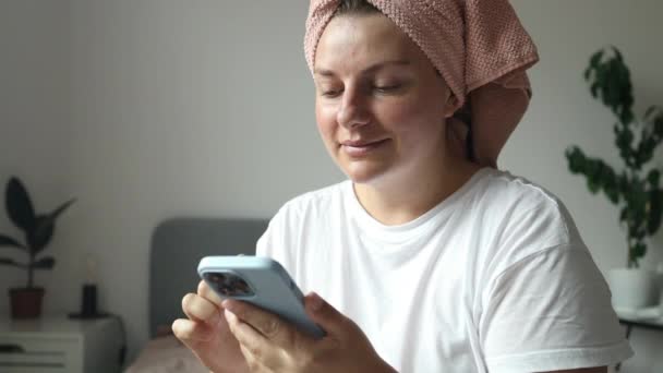 Jonge Vrouw Dragen Shirt Pyjama Bed Met Behulp Van Mobiele — Stockvideo