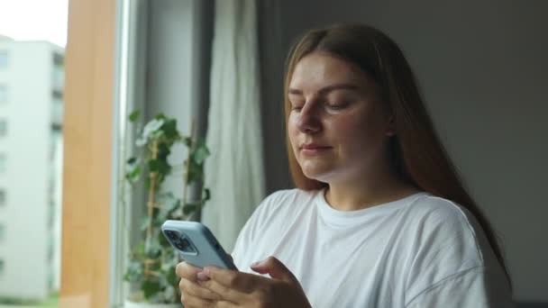 Femeia Tânără Poartă Pijama Pat Folosind Telefonul Mobil Credit Card — Videoclip de stoc