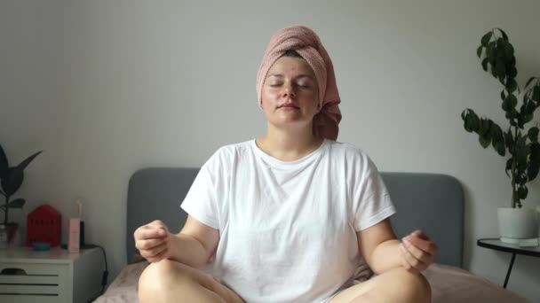 Joven Mujer Caucásica Medita Sentado Cama Yoga Nocturno Antes Cama — Vídeo de stock
