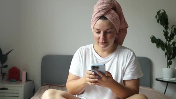 Молодая Женщина Носить Футболку Пижама Постели Помощью Мобильного Телефона Кредитной — стоковое видео