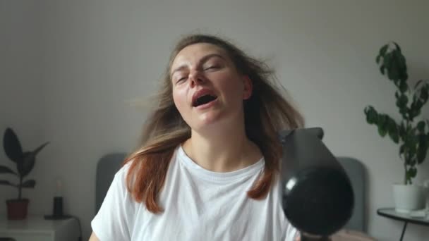 Щаслива Молода Кавказька Леді Фену Мікрофон Співає Танцює Вдома Копіює — стокове відео