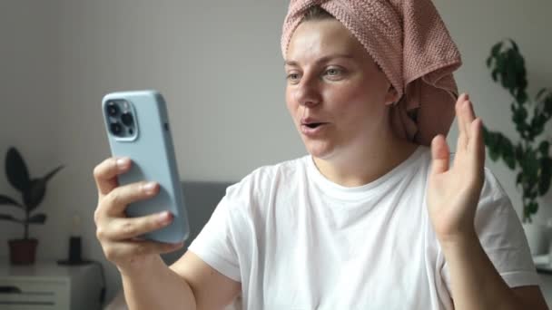 Videohovor Veselá Mladá Žena Doma Povídá Přáteli Mobilu Vysoce Kvalitní — Stock video
