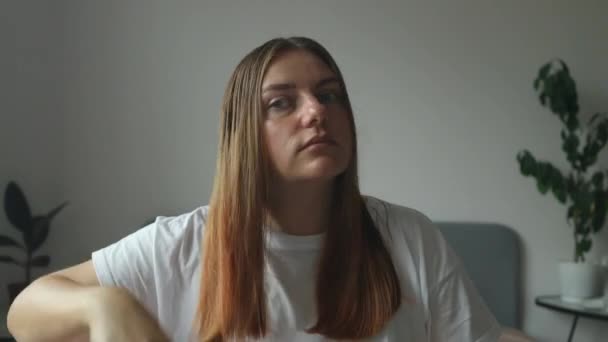 Vrouw Die Een Haarborstel Schoonmaakt Lijden Aan Haaruitval Meisje Dat — Stockvideo
