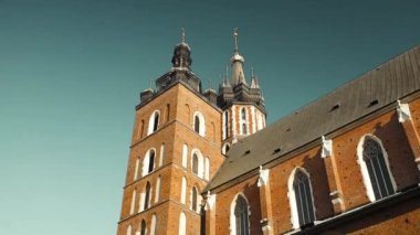 Krakow Kumaş Salonu ve Saint Marys Bazilikası, Polonya 'nın Krakow şehrinde gün doğumunda ana pazar meydanında. Polonya, Krakow 'un merkezinde sabah sahnesi. Yüksek kaliteli FullHD görüntüler