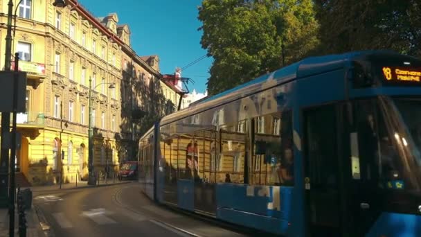 Tramvaj Ulici Starého Města Krakově Polsko Cityscape Polskou Hromadnou Dopravou — Stock video