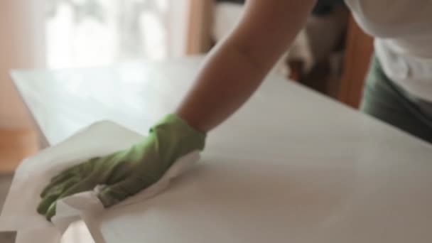 Крупним Планом Жінка Рука Тримає Мікрофібри Тканини Прибирання Протирання Столу — стокове відео