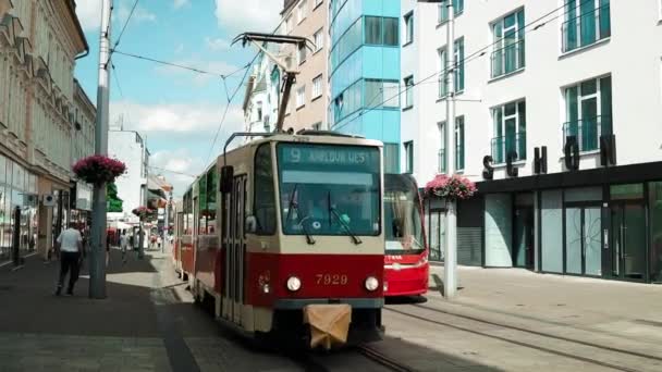 Nové Staré Elektrické Vlaky Nádraží Centru Bratislavy Jsou Hlavní Turistickou — Stock video