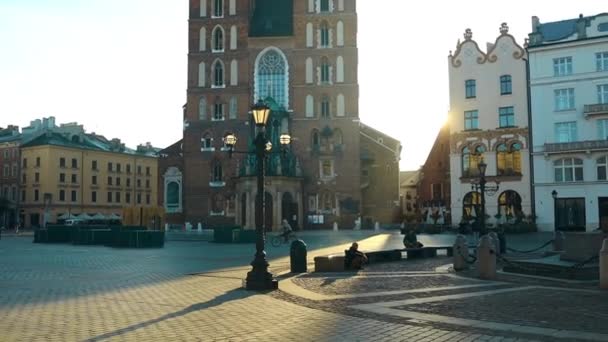 在雨天日出时 克拉科夫主广场上有圣玛丽大教堂和布堂的倒影 优质Fullhd影片 — 图库视频影像