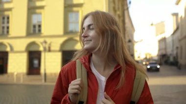Krakow 'daki eski Pazar Meydanı' nda elinde turist haritası olan gezgin bir kadının gerçek görüntüsü. Seyahat ve aktif yaşam tarzı konsepti. Yüksek kalite fotoğraf. Yüksek kaliteli FullHD görüntüler