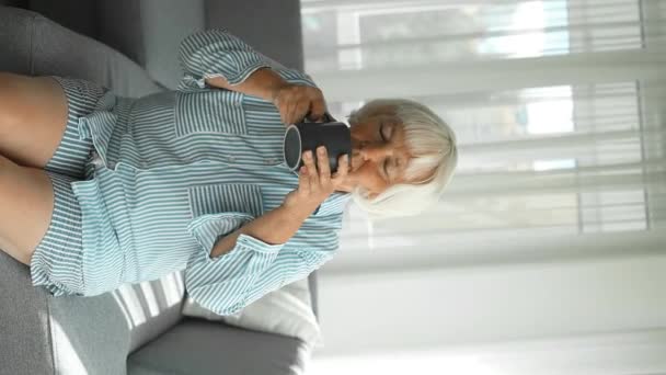 Mutlu Rüya Gibi Yaşlı Orta Yaşlı Bir Kadın Kanepeye Oturur — Stok video