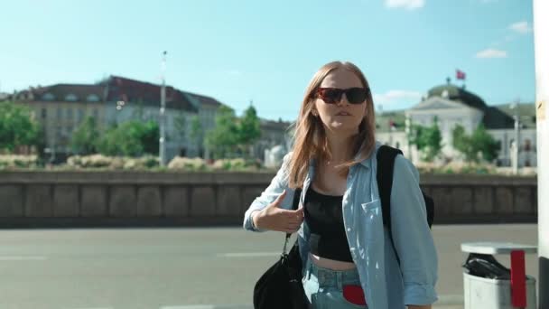 Kız Saate Bakıyor Uçağını Kaçıracak Diye Endişeleniyor Endişeli Genç Bir — Stok video