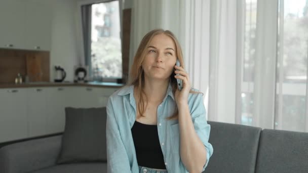 Podekscytowana Biała Kobieta Lubi Rozmawiać Przez Telefon Przyjacielem Siedzi Kanapie — Wideo stockowe