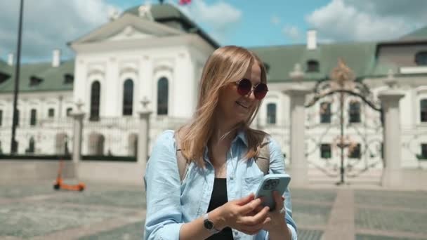 Młoda Uśmiechnięta Elegancka Kobieta Biznesu Kaukaskiego Okularach Przeciwsłonecznych Stojąca Wielkim — Wideo stockowe