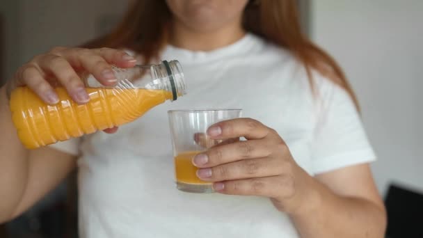 Mujeres Mano Verter Jugo Amarillo Casero Botella Vidrio Con Líquido — Vídeo de stock