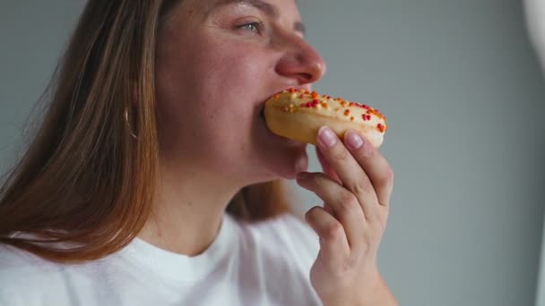 Primer Retrato Una Mujer Hambrienta Años Comiendo Rosquillas Comer Rosquilla — Vídeos de Stock