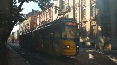 Krakow, Polonya - Eylül 2023 Krakow 'daki eski şehir caddesinde Blue Public Tram yüksek kaliteli FullHD görüntüleri