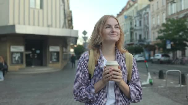 Lifestyle Πορτρέτο Μιας Νεαρής Στιλάτης Γυναίκας Φλιτζάνι Καφέ Περπάτημα Στο — Αρχείο Βίντεο
