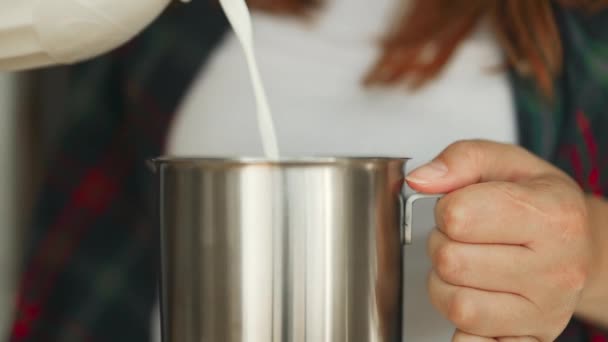 Профессиональный Бариста Наливает Пару Молочных Интро Кувшин Чашку Кофе Высококачественные — стоковое видео