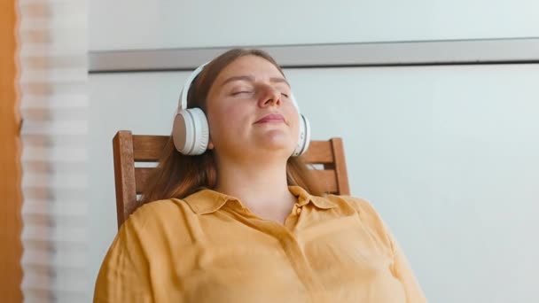 Νεαρή Όμορφη Καυκάσια Γυναίκα Χαλαρώνοντας Και Ακούγοντας Μουσική Χρησιμοποιώντας Ακουστικά — Αρχείο Βίντεο