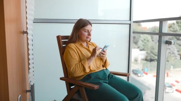 Mulher Idosa Loira Feliz Desfrutando Comunicação Line Smartphone Segurando Gadget — Vídeo de Stock