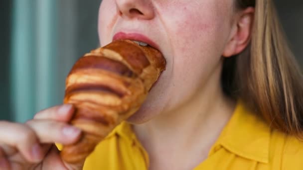 Aantrekkelijke Mooie Blanke Hongerige Vrouw Die Glimlacht Croissant Eet Tijdens — Stockvideo