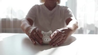 Piggy coin bankası, ev bütçesi, finans ve tasarruf konsepti olan bir kadın. Yüksek kaliteli FullHD görüntüler