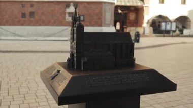 Krakow 'un Eski Kasabası' ndaki Saint Mary Bazilikası 'nın açık hava modeli. Eski şehrin arka planında Saint Mary Bazilikası olan binalarının bronz haritası. Yüksek kaliteli FullHD görüntüler