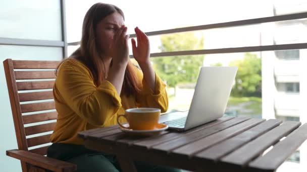 Ung Vit Affärskvinna Med Huvudvärk Medan Arbetar Med Laptop Moderna — Stockvideo