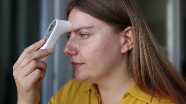 Doente Cansado 30S Mulher Caucasiana Verifica Sua Temperatura Ouvido Mesma — Vídeo de Stock