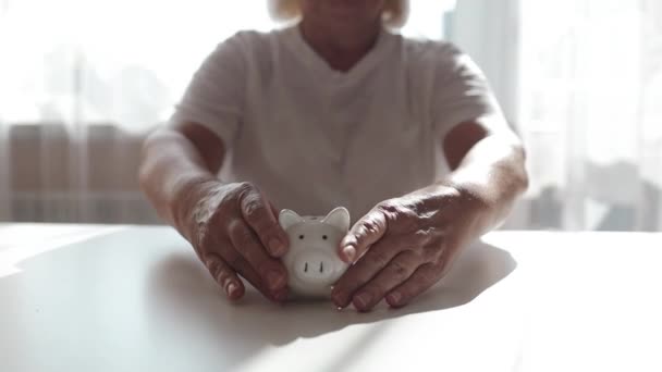 Vrouw Met Spaarvarken Munt Bank Home Budget Financiën Spaarconcept Hoge — Stockvideo
