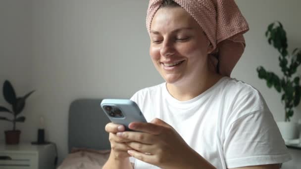 Junge Frau Trägt Shirt Pyjama Bett Mit Handy Kreditkarte Online — Stockvideo