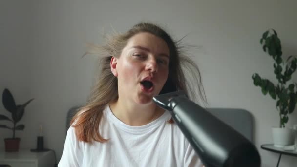 Evde Mikrofon Olarak Saç Kurutma Makinesi Olan Mutlu Beyaz Bir — Stok video