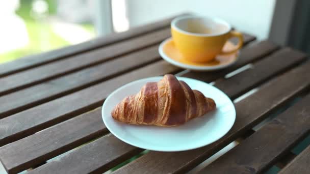 Frukost Ett Gäng Croissant Och Kopp Apelsinjuice Färsk Bakad Fransk — Stockvideo