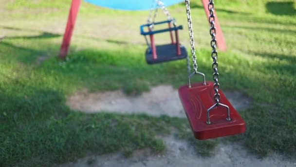 Conjunto Baloiços Crianças Balançam Parque Imagens Fullhd Alta Qualidade — Vídeo de Stock