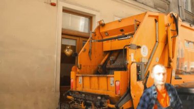 Krakow, Polonya - Eylül 2023: Takım çalışması çöpçüleri çöp ve kamyon yükleme çöpleriyle çöp temizlemeye çalışıyor. Çöp toplayıcısı. Çöp ve atık temizleme hizmetleri