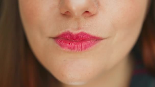 Närbild Kvinnliga Läppar Med Rött Läppstift Gör Kyssas Skönhet Make — Stockvideo