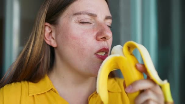 Bonito Jovem Caucasiano Com Fome Anos Mulher Invasora Banana Mulher — Vídeo de Stock