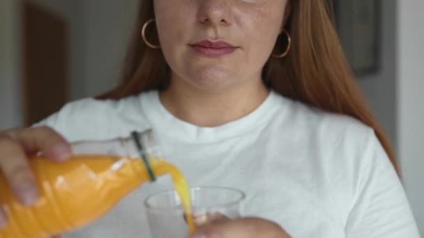 Mujeres Mano Verter Jugo Amarillo Casero Botella Vidrio Con Líquido — Vídeos de Stock