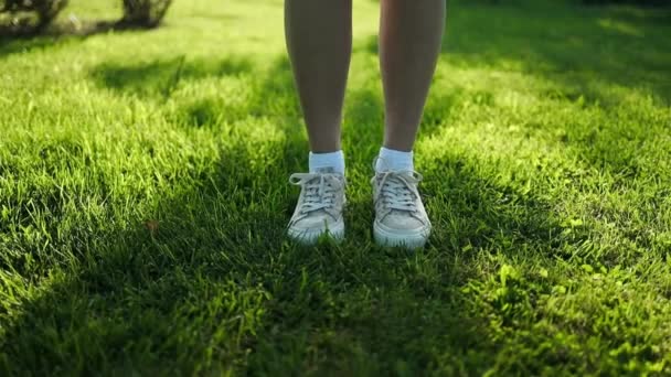 Jovem Mulher Caminhante Pernas Andando Grama Verde Parque Verão Cidade — Vídeo de Stock