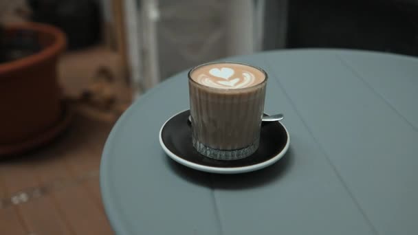 Vista Lateral Del Capuchino Café Caliente Latte Arte Forma Corazón — Vídeo de stock