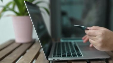 Elinde kredi kartı numarası olan, internetten ödeme yapan, dizüstü bilgisayarı kullanan, internetten alışveriş yapan, internet üzerinden güvenli ödeme yapan, sipariş verip alan, ekommerce konsepti olan bir kadın. Yüksek