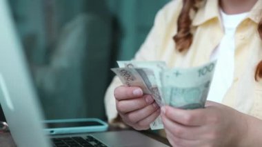 Başarılı iş kadını bir sürü zloti para sayıyor. Polonya 'nın banknotları sayım, mali, yolsuzluk, yatırım kavramları, seçici odaklanma. Yüksek kaliteli FullHD görüntüler