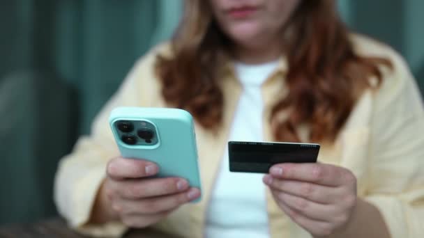 Handla Nätet Kvinnliga Händer Som Håller Smartphone Och Ett Kreditkort — Stockvideo